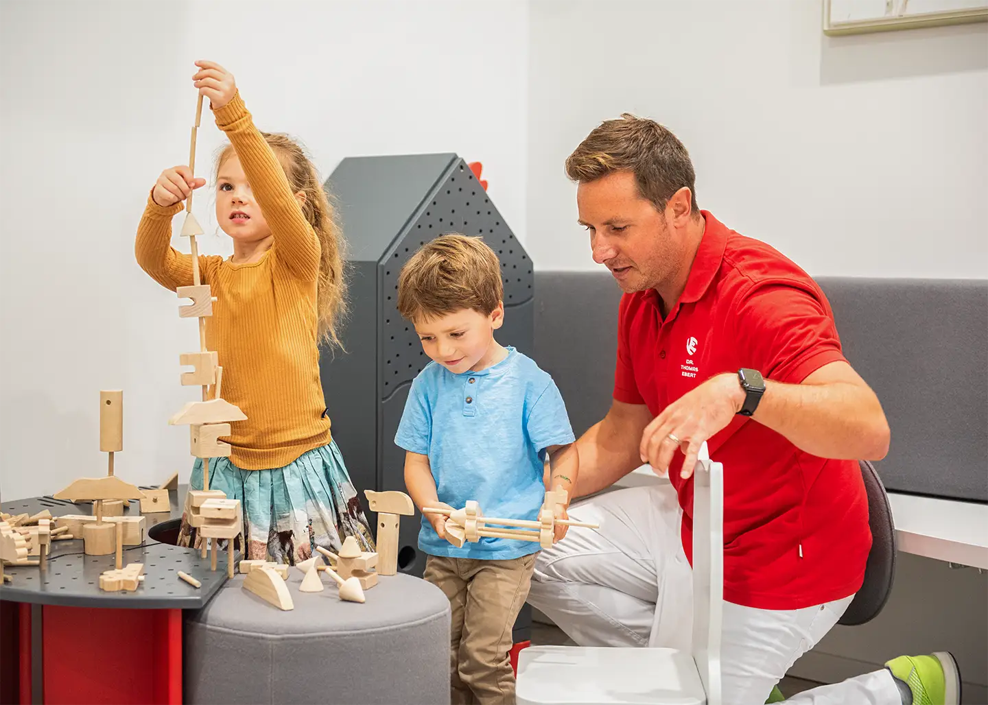 kaempf-und-ebert-kids-wartezimmer-mit-dr-e